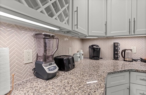 College Park House | Luxury Ranch 2 Master Kg Bed w/heated Salted Pool