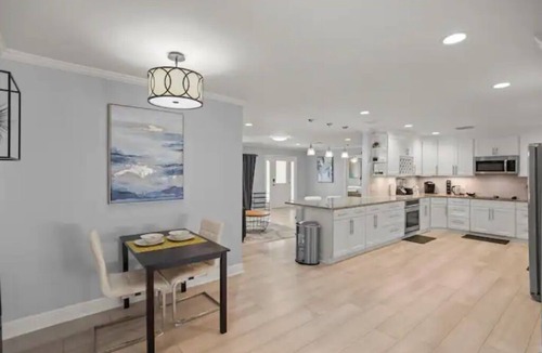 College Park House | Luxury Ranch 2 Master Kg Bed w/heated Salted Pool