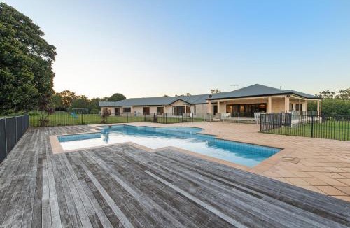 Thornlands House | Luxury Range Stay! 6 Bedroom 4 Bathroom