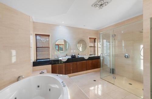 Thornlands House | Luxury Range Stay! 6 Bedroom 4 Bathroom