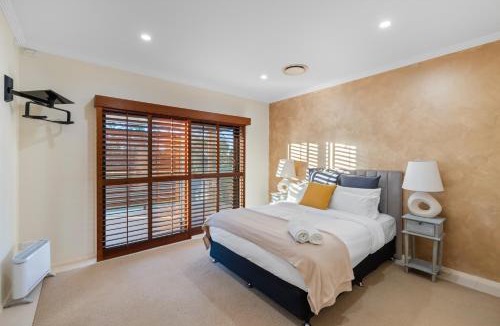 Thornlands House | Luxury Range Stay! 6 Bedroom 4 Bathroom