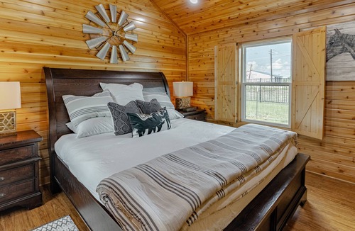 Lavon House | Luxury Rayburn Cabin at Historical Farm