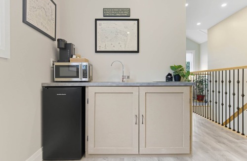 Historic Old Town Apartment | Luxury Redwood Suite in Downtown NOTL - Weekend Getaways