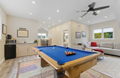 Historic Old Town Apartment | Luxury Redwood Suite in Downtown NOTL - Weekend Getaways