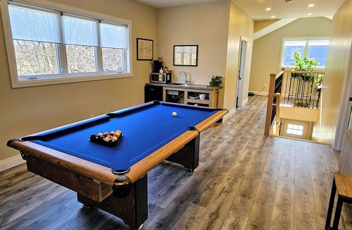 Historic Old Town Apartment | Luxury Redwood Suite in Downtown NOTL - Weekend Getaways