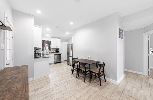 South Arlington House | Luxury Remodeled 3 Bed/2 Bath Home with Patio Deck