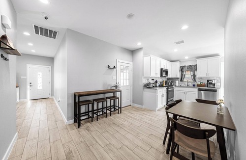 South Arlington House | Luxury Remodeled 3 Bed/2 Bath Home with Patio Deck