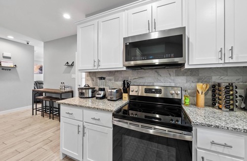South Arlington House | Luxury Remodeled 3 Bed/2 Bath Home with Patio Deck