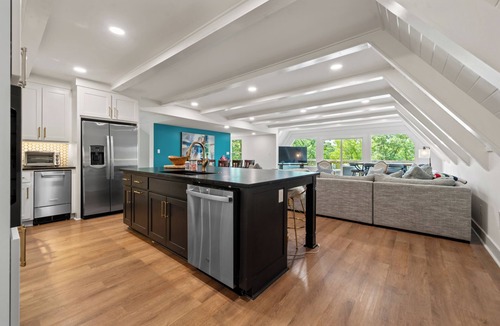 Rockwell House | Luxury Remodeled Lakeside house in a private cove on Lake Hamilton.
