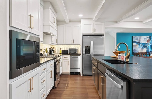 Rockwell House | Luxury Remodeled Lakeside house in a private cove on Lake Hamilton.