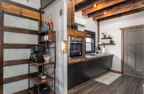 Lebanon House | Luxury Renovated Barn Near Bennett Springs – Cozy & Private