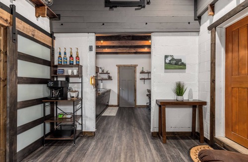 Lebanon House | Luxury Renovated Barn Near Bennett Springs – Cozy & Private