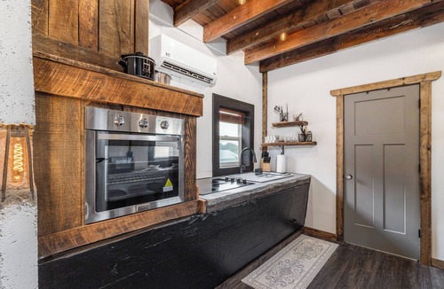 Lebanon House | Luxury Renovated Barn Near Bennett Springs – Cozy & Private