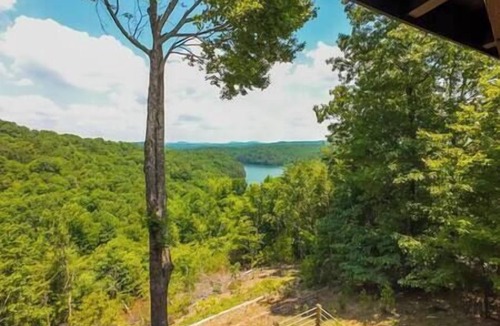 Necowa Cove House | Luxury Renovated | Lake & Mountain Views | Hot Tub