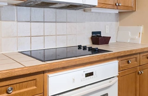 Oro-Medonte Apartment | Luxury Resort Stay with Pool Jacuzzi and Balcony