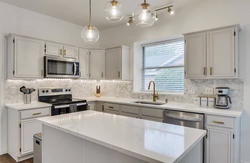 Sachse Villa | Luxury Retreat 6BR/3.5BA | Pool, Hot Tub & Game Room