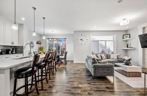 Southeast Calgary House | Luxury Retreat For Large Groups