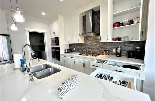 Southeast Calgary House | Luxury Retreat For Large Groups