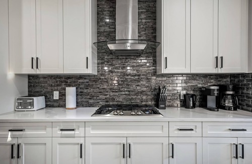 Southeast Calgary House | Luxury Retreat For Large Groups