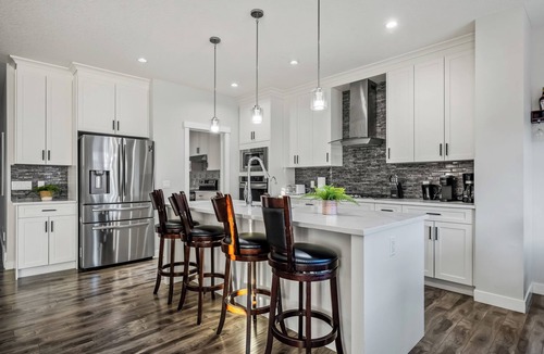 Southeast Calgary House | Luxury Retreat For Large Groups