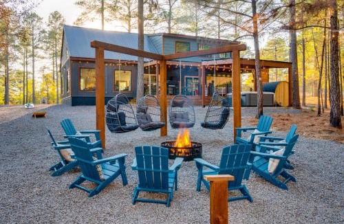 Broken Bow Ski Chalet | Luxury Retreat, Glow Pickleball, Backyard Cinema, Sauna and Game Room