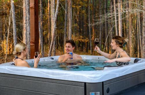 Broken Bow Ski Chalet | Luxury Retreat, Glow Pickleball, Backyard Cinema, Sauna and Game Room