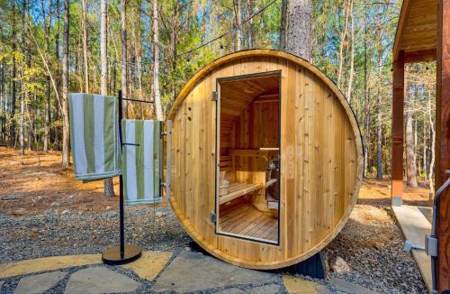 Broken Bow Ski Chalet | Luxury Retreat, Glow Pickleball, Backyard Cinema, Sauna and Game Room