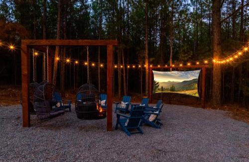 Broken Bow Ski Chalet | Luxury Retreat, Glow Pickleball, Backyard Cinema, Sauna and Game Room