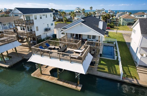 Galveston House | Luxury Retreat |Golf Cart Pool Kayak Paddle Boards