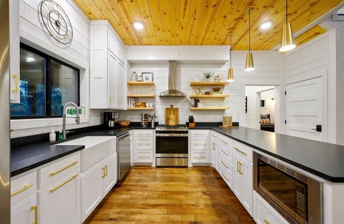Hochatown Cabin | Luxury Retreat Hot Tub, Fire Pit Sleeps 20