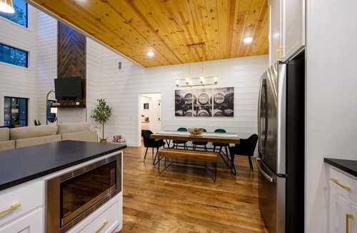 Hochatown Cabin | Luxury Retreat Hot Tub, Fire Pit Sleeps 20