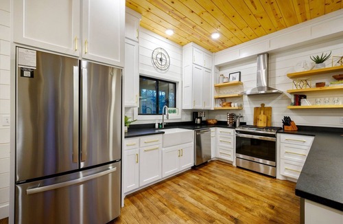 Hochatown Cabin | Luxury Retreat Hot Tub, Fire Pit Sleeps 20
