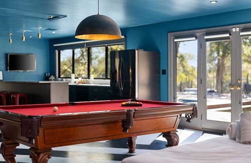 Manor House | Luxury Retreat Hot Tub, Fire Pit, Pool GameRoom