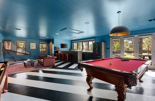 Manor House | Luxury Retreat Hot Tub, Fire Pit, Pool GameRoom