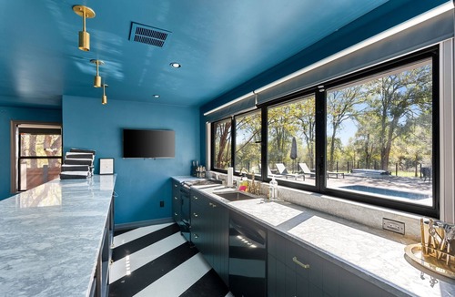 Manor House | Luxury Retreat Hot Tub, Fire Pit, Pool GameRoom