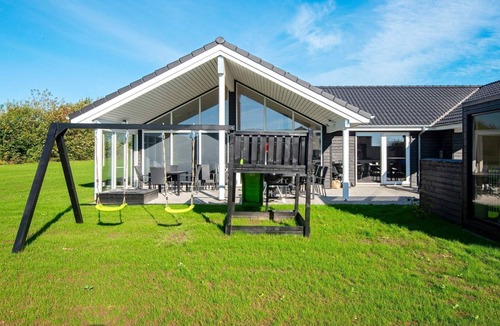 Mommark Strand House | Luxury Retreat in Mommark