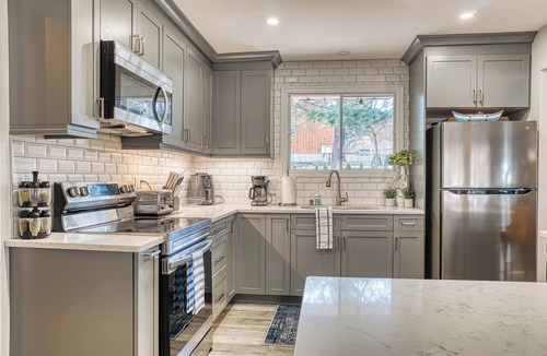 Port Franks Cottage | Luxury retreat-King Beds- Game Room- Hot Tub-Private Beach Access