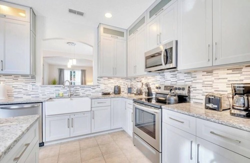 Solana House | Luxury Retreat w/Heated Pool near Disney!