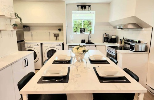 Quartier 5-4 Apartment | Luxury Retreat with Hot Tub | EV Charger & Parking