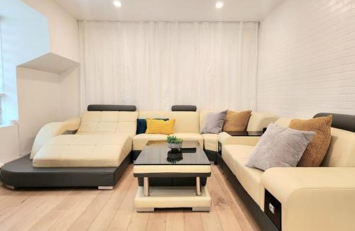 Quartier 5-4 Apartment | Luxury Retreat with Hot Tub - EV Chrger & Parking