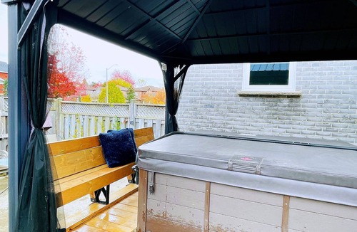 Barrie House | Luxury Retreat with Outdoor Jacuzzi