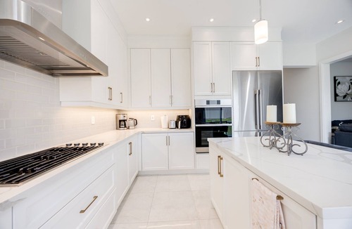 Brampton House | Luxury Retreat with Workspace & Spacious Backyard