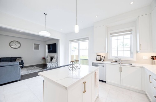 Brampton House | Luxury Retreat with Workspace & Spacious Backyard