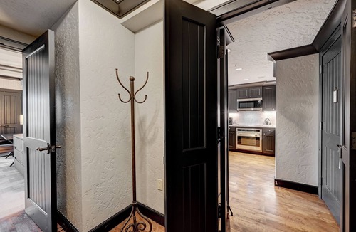Avon Resort | Luxury Ritz Carlton 1BR Residence - Ski-in/out & Private Laundry