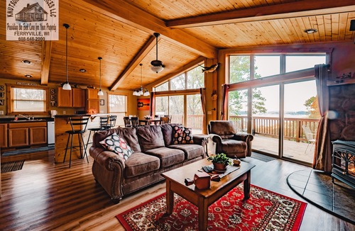 Ferryville Cabin | Luxury River View Cabin, Hot Tub + Fireplace, Private Retreat
