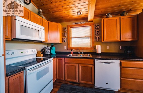 Ferryville Cabin | Luxury River View Cabin, Hot Tub + Fireplace, Private Retreat