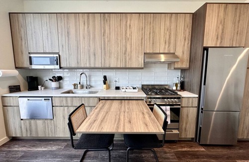 Pulaski Park Apartment | Luxury River West High-Rise N1 Gym+Rooftop+Skyline