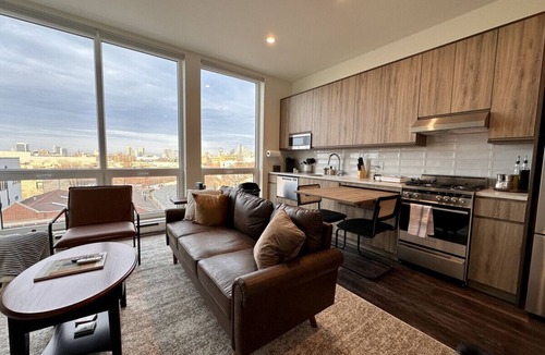 Pulaski Park Apartment | Luxury River West High-Rise N3 Gym+Rooftop+Skyline