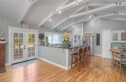 Roseburg House | Luxury Riverfront Escape- Hot tub & Fire Pit