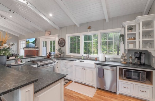 Roseburg House | Luxury Riverfront Escape- Hot tub & Fire Pit